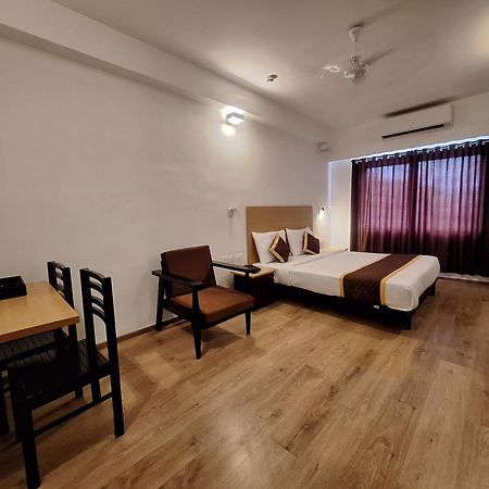 Hotel B R Regency Thiruvananthapuram Exteriör bild