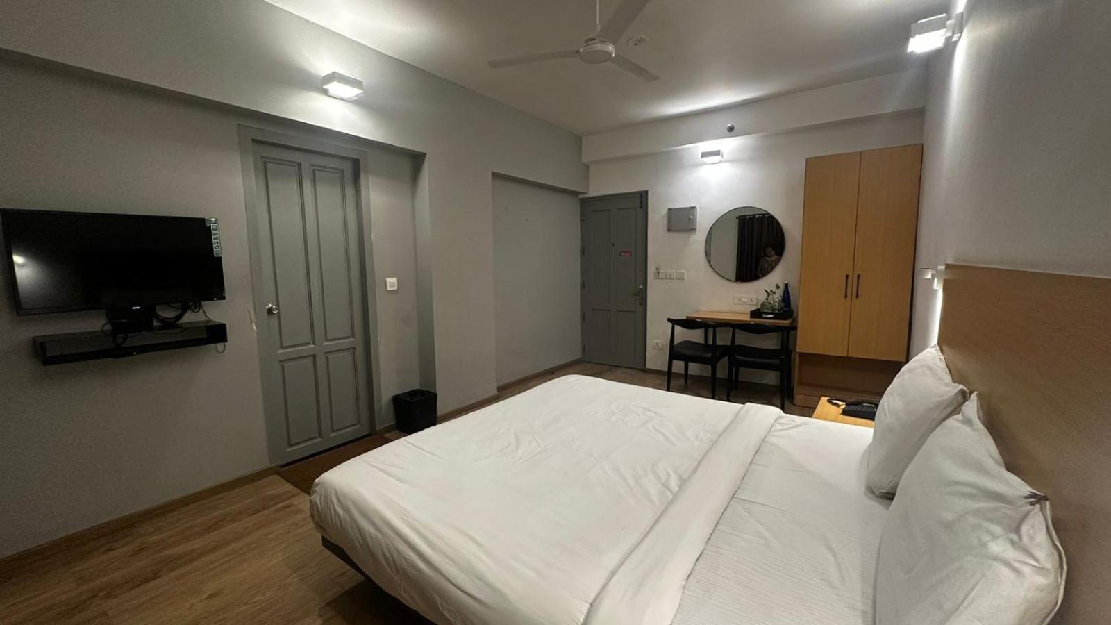 Hotel B R Regency Thiruvananthapuram Exteriör bild