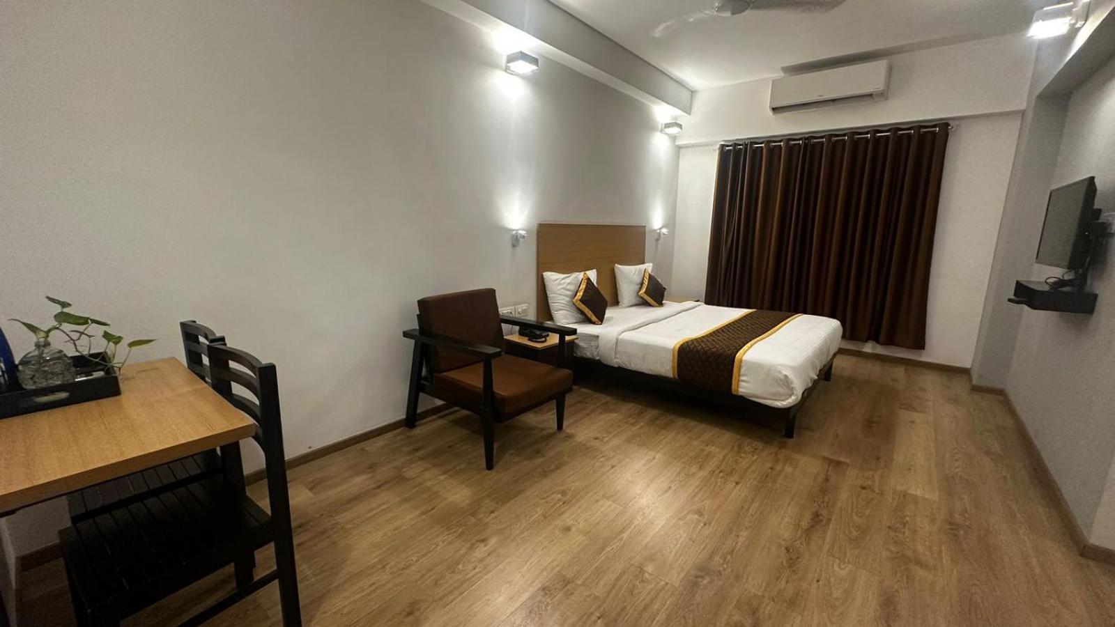 Hotel B R Regency Thiruvananthapuram Exteriör bild